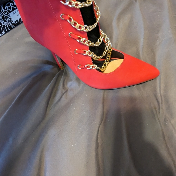 LADIES RED BOOTIES WITH GOLD CHAINS - Picture 7 of 8